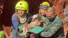 Setelah operasi darurat semalam, petugas penyelamat dan militer membawa seorang anak berusia 1 tahun dari lubang yang dalam di Provinsi Tak, Thailand, Selasa (7/2/2023). Balita asal Myanmar itu jatuh ke lubang sedalam 15 meter yang digunakan untuk pipa air tanah kemarin malam. (AP Photo/Chiravuth Rungjamratratsami)