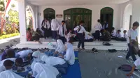 Para siswa-siswi Mts dan MA Darul Huda Wongsorejo Terpaksa belajar di Mushola imbas dari penyegelan sekolah. (Hermawan Arifianto/Liputan6.com)