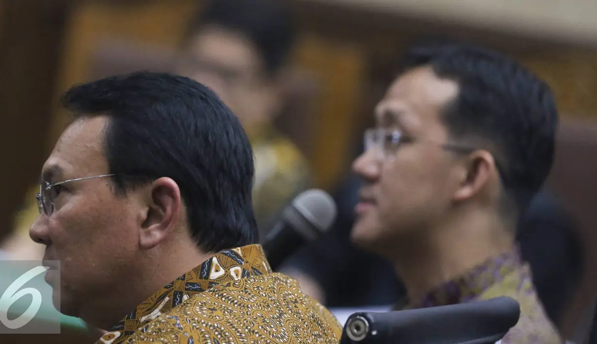 Gubernur DKI Jakarta Basuki Tjahaja Purnama saat menjalani persidangan di Pengadilan Tindak Pidana Korupsi, Jakarta (25/7). Ahok hadir sebagai saksi dalam persidangan kasus suap proyek reklamasi terdakwa mantan dirut APL. (Liputan6.com/Immanuel Antonius)