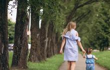 5 Manfaat Mulai Membiasakan Anak Berjalan Kaki sejak Usia Dini