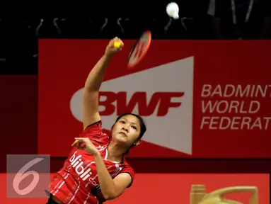 Pebulutangkis tunggal putri Indonesia, LindaweniFanetri mengembalikan bola ke arah Soraya De Visch Eijbergen (Belanda) di Total BWF Championships 2015 di Jakarta, Senin (10/8/2015). Lindaweniunggul 21-13 dan 21-15. (Liputan6.com/Helmi Fithriansyah)