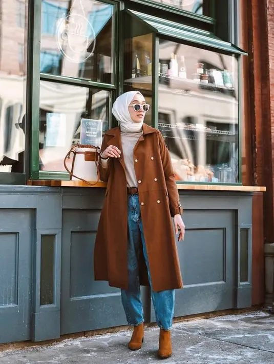 Cocok buat hangout, padukan t-shirt dengan mom jeans. Gunakan outer dengan warna yang selaras dengan sock boots. (Instagram/elifd0gan).