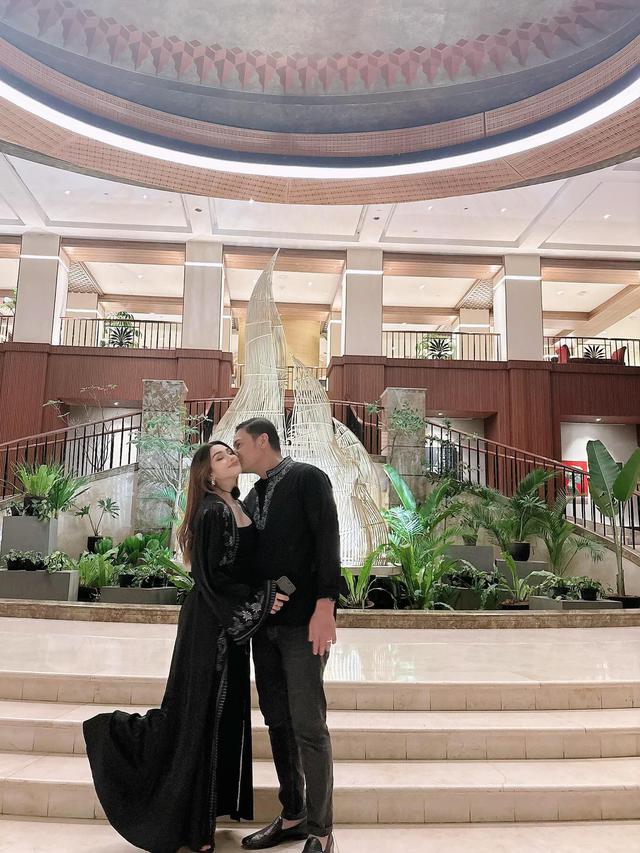 7 Potret Nurah Syahfirah dan Teuku Rafly Rayakan 11 Tahun Pernikahan Bersama Keluarga