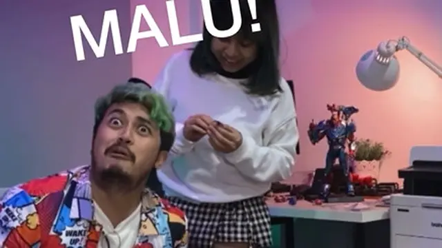 Senasib dengan Nex Carlos, Mang Osa si Laki Abis Jatuh dari Kursi Saat Review Mainan Rp11 Juta
