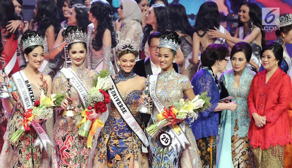 Sonia Fergina Citra, foto bersama dengan Miss Universe 2017 Demi Leigh Nel Peters, dua finalis Vania Fitryanti Herlambang dan Wilda Octaviana Situngkir pada malam pemilihan Puteri Indonesia 2018, Jakarta, Jumat (9/3). (Liputan6.com/Herman Zakharia)
