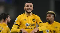 Timnas Maroko menuai hasil maksimal pada ajang Piala Dunia 2022 lalu dengan finis di posisi keempat dan menjadi tim pertama benua Afrika yang mampu menembus babak semifinal sepanjang sejarah. Prestasi apik Maroko tak terlepas dari pengalaman para pemainnya yang pernah mencicipi liga-liga top Eropa, seperti Liga Inggris. Dalam beberapa musim terakhir, Maroko tercatat banyak mengirimkan para pemainnya berlaga di Liga Inggris. Seperti 5 pemain berikut dengan jumlah penampilan terbanyak bermain di Liga Inggris. (AFP/Glyn Kirk)