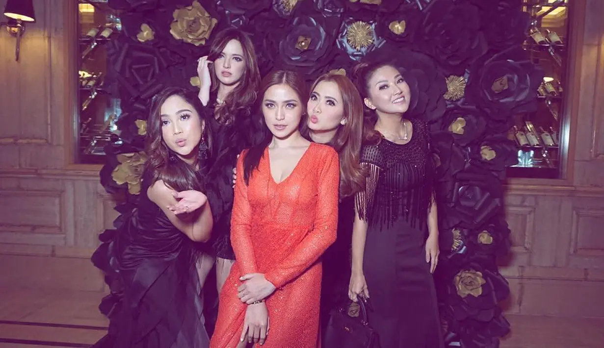 Bukan hanya dari sahabatnya, hadiah spesial pun diberikan El Barack untuknya. Dan pastinya menjadi kado terindah yang sangat spesial bagi Jessica di usia ke-30 tahunnya ini. (Instagram)