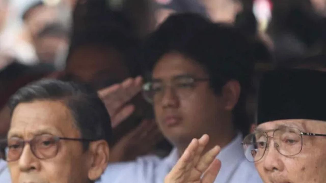 Mantan wakil Presiden RI ke-6, Try Sutrisno turut hadir bersama Budiono yang juga mantan wakil presiden RI ke-11.