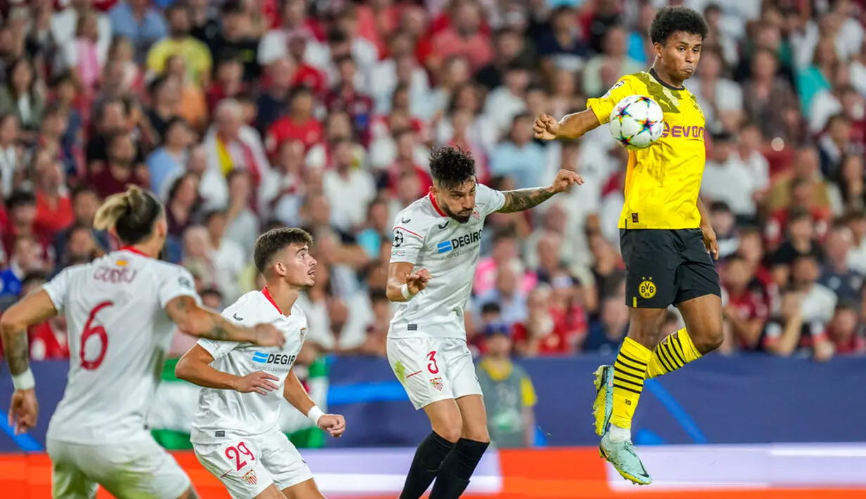 Pemain Borussia Dortmund Giovanni Reyna (kanan) berebut bola dengan pemain Sevilla Alex Telles (kedua kanan) pada pertandingan Grup G Liga Champions di Stadion Ramon Sanchez Pizjuan, Seville, Spanyol, 5 Oktober 2022. Borussia Dortmund menang 4-1. (AP Photo/Jose Breton)