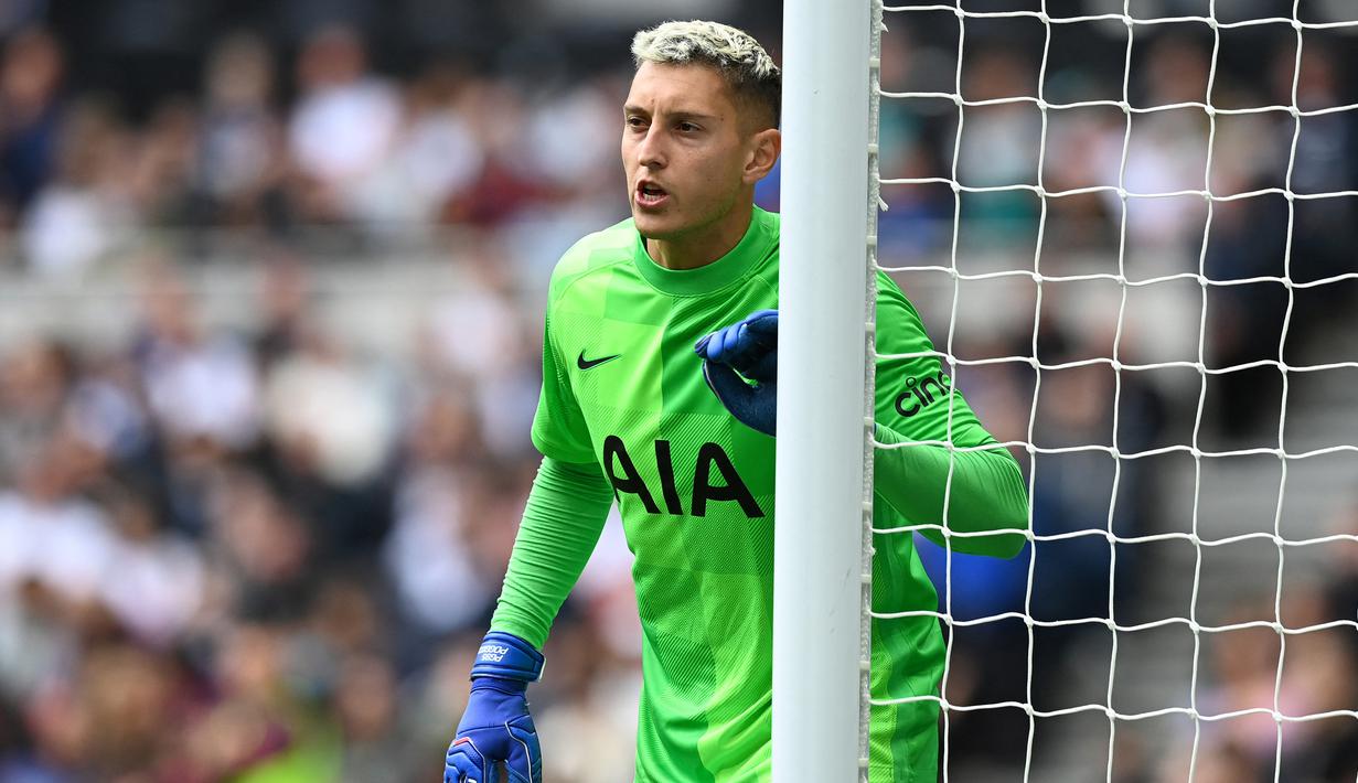 Pierluigi Gollini. Kiper milik Atalanta berusia 27 tahun ini dipinjamkan ke Tottenham Hotspur pada awal musim 2021/2022. Meski belum sekalipun bermain di Premier League, namun ia telah tampil 10 kali di ajang lainnya. Ia masih kesulitan menggeser posisi kiper utama dari Hugo Lloris. (AFP/Glyn Kirk)
