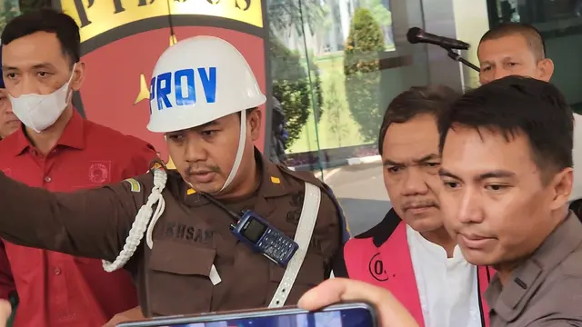 Anggota Badan Pemeriksa Keuangan (BPK) Achsanul Qosasi ditetapkan sebagai tersangka dan ditahan atas korupsi BTS 4G BAKTI Kominfo.