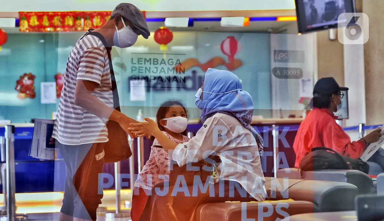 Nasabah saat melakukan transaksi perbankan di KCU Bank Mandiri Bintaro, Tangerang Selatan, Banten, Jumat (26/2/2021). Syarat 3 T yang ditetapkan LPS yakni Tercatat, Tingkat bunga simpanan tidak lebihi bunga penjaminan LPS, dan Tidak menyebabkan bank menjadi bank gagal. (Liputan6.com/Angga Yuniar)