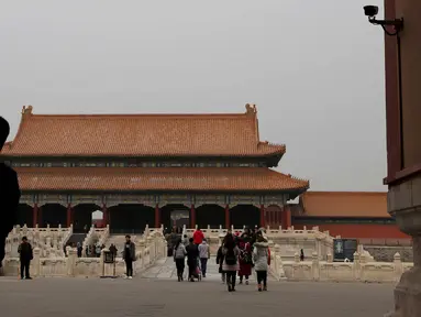 Pengunjung berjalan di Forbidden City atau Kota Terlarang di Beijing, (7/3). Kota Terlarang, merupakan istana terisolasi kaisar Qing dan Dinasti Ming China untuk tempat wisata utama yang terletak di pusat ibu kota. (AP Photo/Aijaz Rahi)