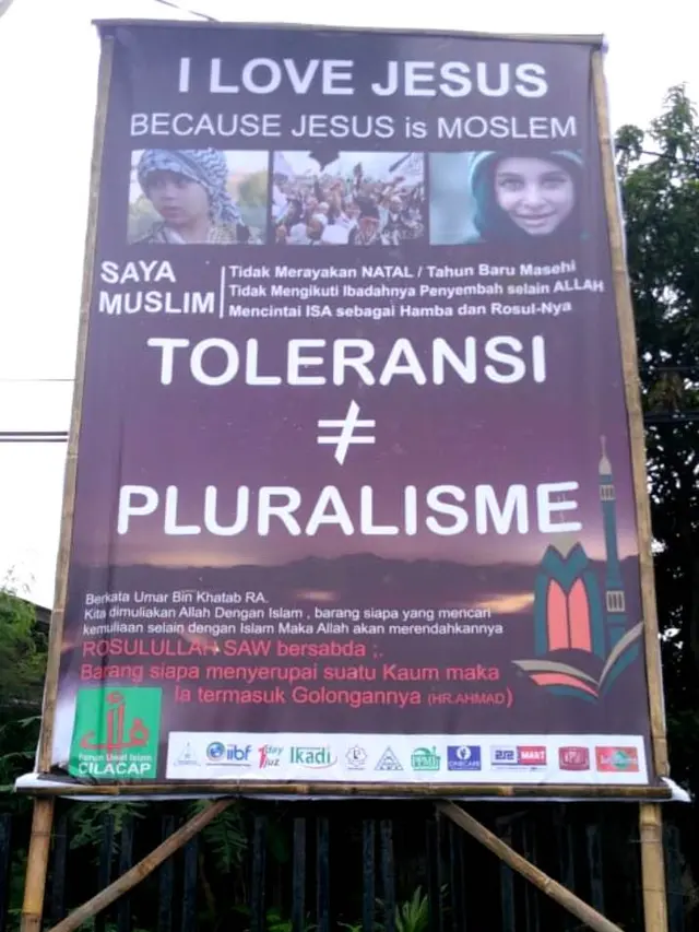 Baliho “I Love Jesus, Jesus is Moslem” terpasang di beberapa titik di Kota Cilacap, Jawa Tengah. (Foto: Liputan6.com/Taufik untuk Muhamad Ridlo)