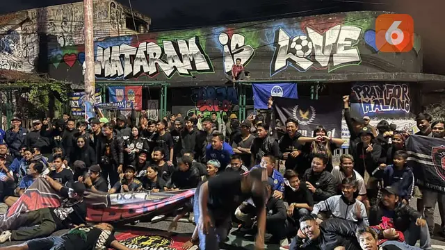 Ribuan Orang Suporter Solo, Sleman, DIY Gaungkan Islah dan Gelar Doa Bersama Untuk Para Korban Stadion Kanjuruhan