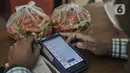 Pekerja memeriksa transaksi pembelian cabai rawit di Pasar Mitra Tani Klender, Duren Sawit, Jakarta, Rabu (10/3/2021). Pasar Cabai Murah tersebut menjual cabai rawit Rp38.000 hingga Rp49.000 per setengah kilogram. (merdeka.com/Iqbal S Nugroho)