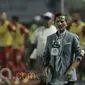 Pelatih Persib, Djajang Nurjaman, memberi arahan kepada anak asuhnya saat melawan Persiba pada laga lanjutan liga 1 Indonesia di Stadion GBLA, Bandung, Minggu (11/6/2017). Persib menang 1-0. (Bola.com/M Iqbal Ichsan)