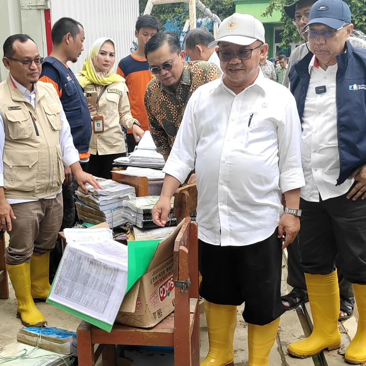 Mendikdasmen Abdul Mu'ti Tinjau Sekolah Terdampak Banjir di Bekasi