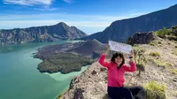 Gunung Barujari dekat dengan Danau Segara Anak di kawasan Taman Nasional Gunung Rinjani. (Dok: Instagram @tarinaminusta)