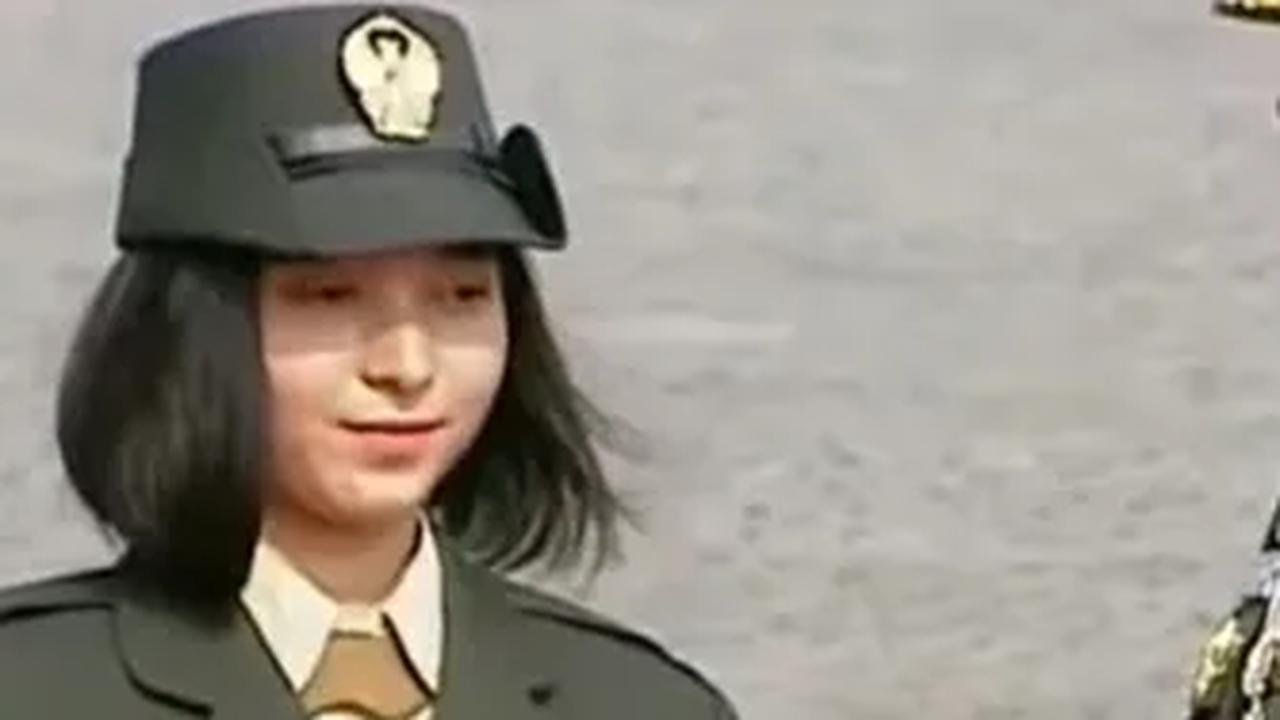 Dalam video, tampak prajurit kowad dengan mengenakan seragam dinas bertugas membawa baki berisi lencana penghargaan.