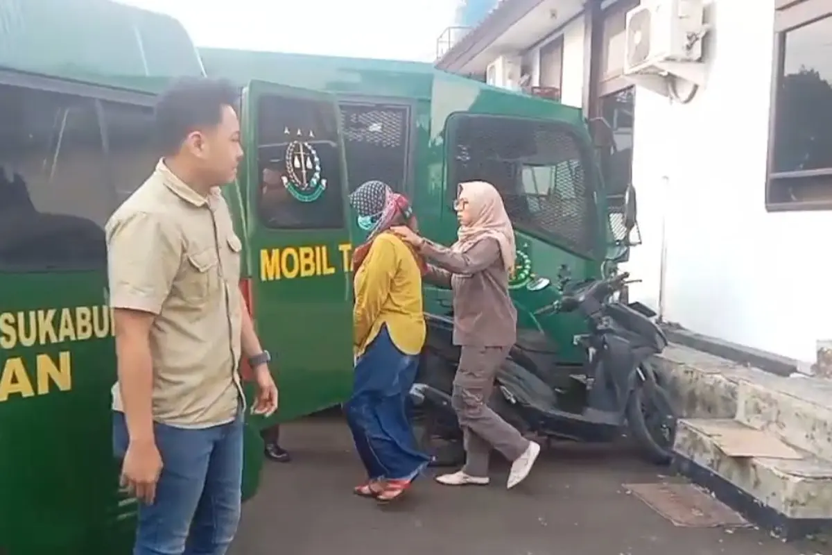 Petugas membawa tersangka kasus kematian anak di Sukabumi