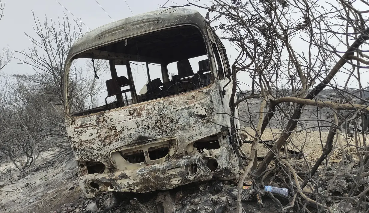 Sebuah van hangus difoto di wilayah El Tarf, dekat perbatasan utara Aljazair-Tunisia, Kamis  (18/8/2022). Kebakaran yang melanda di hutan Aljazair timur telah menewaskan sedikitnya 26 orang, menurut untuk "laporan sementara" oleh menteri dalam negeri negara Afrika utara itu. (AP Photo/Mohamed Ali)