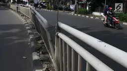 Salah satu ruas pembatas jalan Prof. DR. Soepomo terlihat miring, Jakarta, Jumat (22/2). Kondisi pagar pembatas jalan di jalan Prof. DR. Soepomo mengalami kerusakan di beberapa titik. (Liputan6.com/Helmi Fithriansyah)