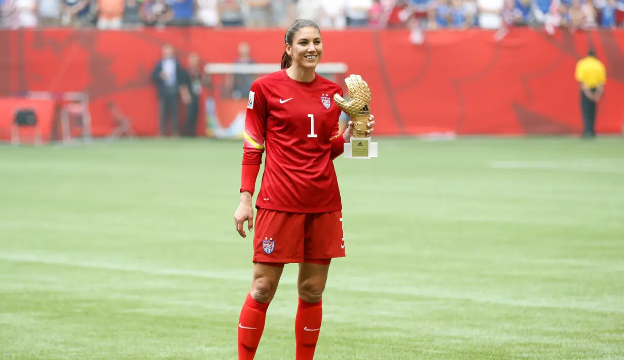 Kiper AS, Hope Solo kembali terpilih sebagai Kiper Terbaik Piala Dunia Wanita 2015, mengulangi prestasi yang sama empat tahun lalu.  (Reuters/Michael Chow-USA TODAY Sports)