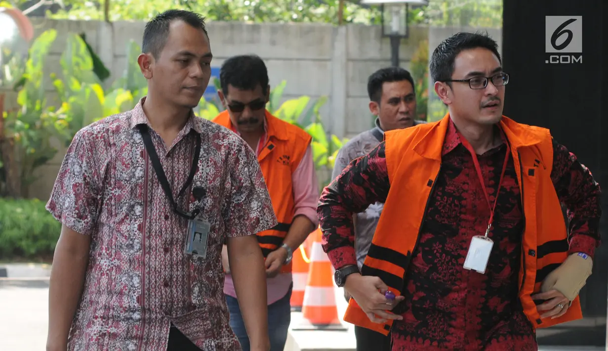 Gubernur Jambi nonaktif Zumi Zola Zulkifli tiba untuk menjalani pemeriksaan lanjutan di KPK, Jakarta, Jumat (6/7). Zumi Zola juga diperiksa terkait menerima Gratifikasi proyek-proyek di Provinsi Jambi. (Merdeka.com/Dwi Narwoko)