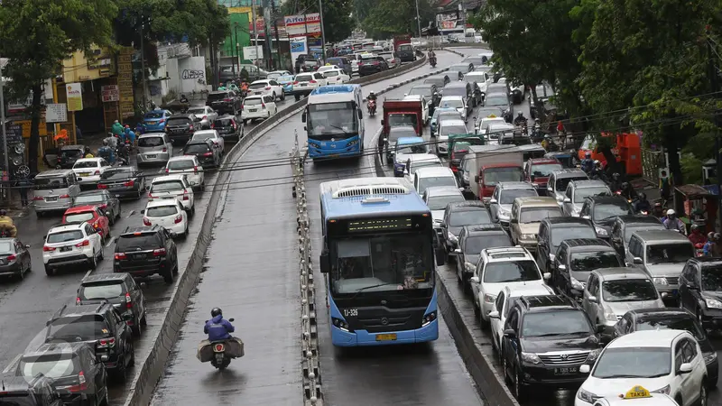 Suasana arus lalu lintas yang terlihat macet di Jalan Warung Buncit, Pejaten, Jakarta.