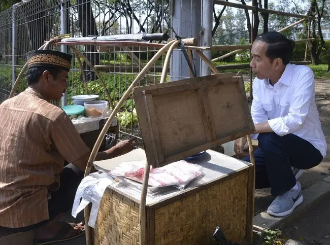 Jokowi baru-baru ini tampil kasual dan santai mengenakan padanan sepatu sneakers Nike warna abu-abu. 