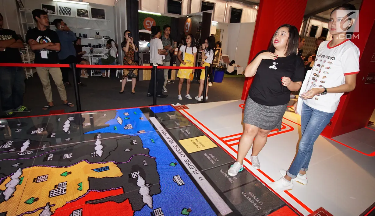 VP Sales & Marketing GO-FOOD Festival, Cassandra Aprilanda mencoba aplikasi The Foodie Lab yang baru pertama kalinya dihadirkan oleh GO-FOOD dalam gelaran Jakarta Culinary Festival 2018 di Senayan City, Jakarta, Kamis (1/11). (Liputan6.com/HO/Adi)