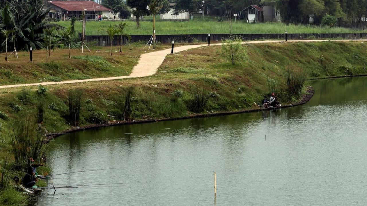 Kondisi waduknya yang tenang pun cukup menarik bagi warga yang memiliki hobi memancing.