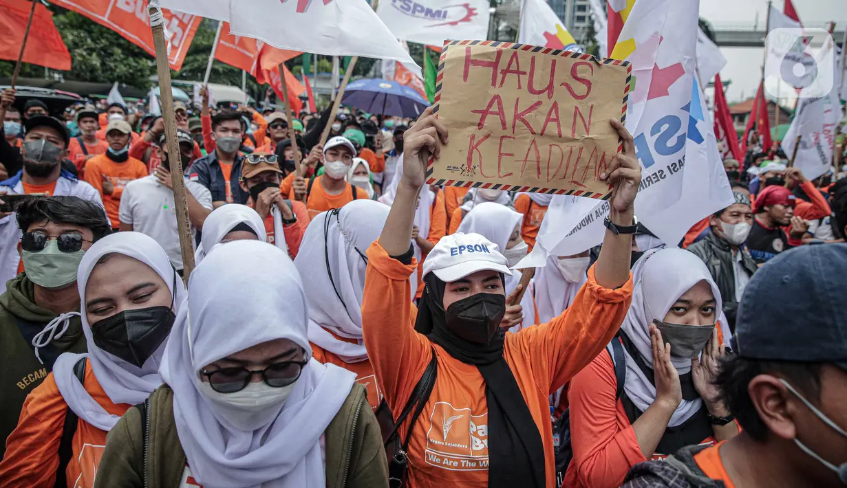 Buruh yang tergabung dalam Konfederasi Serikat Pekerja Indonesia berunjuk rasa di depan Kantor Kementerian Ketenagakerjaan, Jakarta, Rabu (16/2/2022). Buruh menuntut Permenaker Nomor 2 Tahun 2022 yang mengatur JHT baru bisa dicairkan pada usia 56 tahun segera dicabut. (Liputan6.com/Faizal Fanani)