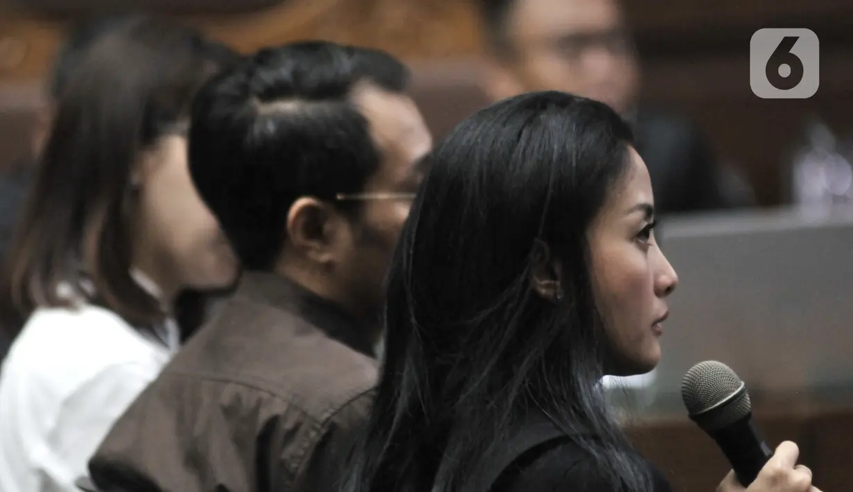 Artis Aima Mawaddah alias Aima Diaz bersaksi dalam sidang lanjutan kasus korupsi pengadaan alat kesehatan dengan terdakwa Tubagus Chaeri Wardana di Pengadilan Tipikor, Jakarta, Senin (9/3/2020). Artis Aima Diaz dan dua saksi lainnya dihadirkan oleh JPU KPK. (merdeka.com/Iqbal Nugroho)