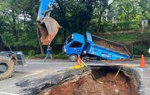 Truk Pemprov DKI Terperosok Jalan Ambles di Lenteng Agung