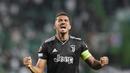 Pemain Juventus, Danilo, merayakan kemenangan atas Sporting CP pada laga leg kedua perempat final Liga Europa di Stadion the Alvalade, Jumat (21/4/2023). (AP Photo/Armando Franca)