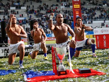 Para pemain Samoa melakukan tarian haka tradisional setelah memenangkan Turnamen Rugby di final melawan tim Fiji di Stade Jean Bouin, Paris, Prancis (15/5/2016). Samoa mengalahkan pemimpin World Series Fiji 29-26. (AFP PHOTO/THOMAS SAMSON)