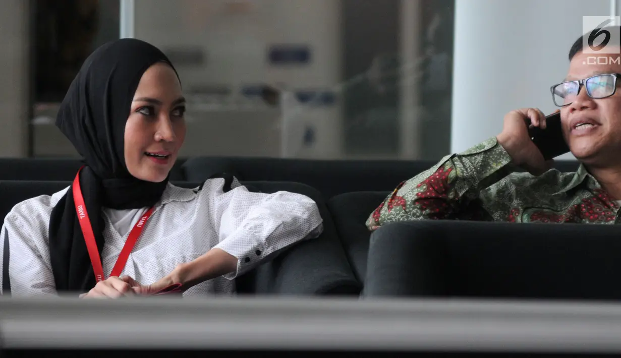 Model Fenny Steffy Burase (kiri) bersiap menjalani pemeriksaan di Gedung KPK, Jakarta, Rabu (1/8). Steffy sempat dijadwalkan diperiksa pada 26 Juli 2018, namun tak memenuhi panggilan. (Merdeka.com/Dwi Narwoko)