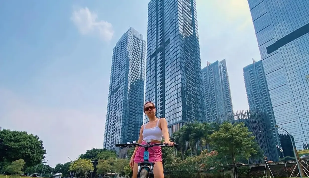 Kendati demikian, BCL tak begitu rutin melakukan olahraga. Wanita 39 tahun itu bahkan menyebut dirinya doyan makan. (Liputan6.com/IG/@bclsinclair).