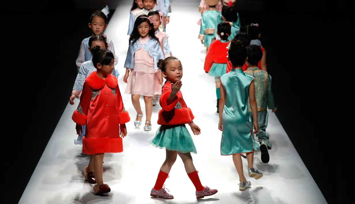 Model anak-anak berjalan di atas catwalk membawakan karya desainer Amelie Wang pada China Fashion Week di Beijing,  31 Oktober 2017. (AP Photo/Andy Wong)