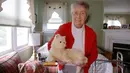Mary Derr (93) menggendong robot kucing yang dipanggil "Buddy" di rumahnya, South Kingstown di Rhode Island, 1 Desember 2017. Buddy adalah robot berbentuk hewan peliharaan bernama 'Joy for All' untuk pendamping lanjut usia (lansia). (AP/Stephan Savoia)