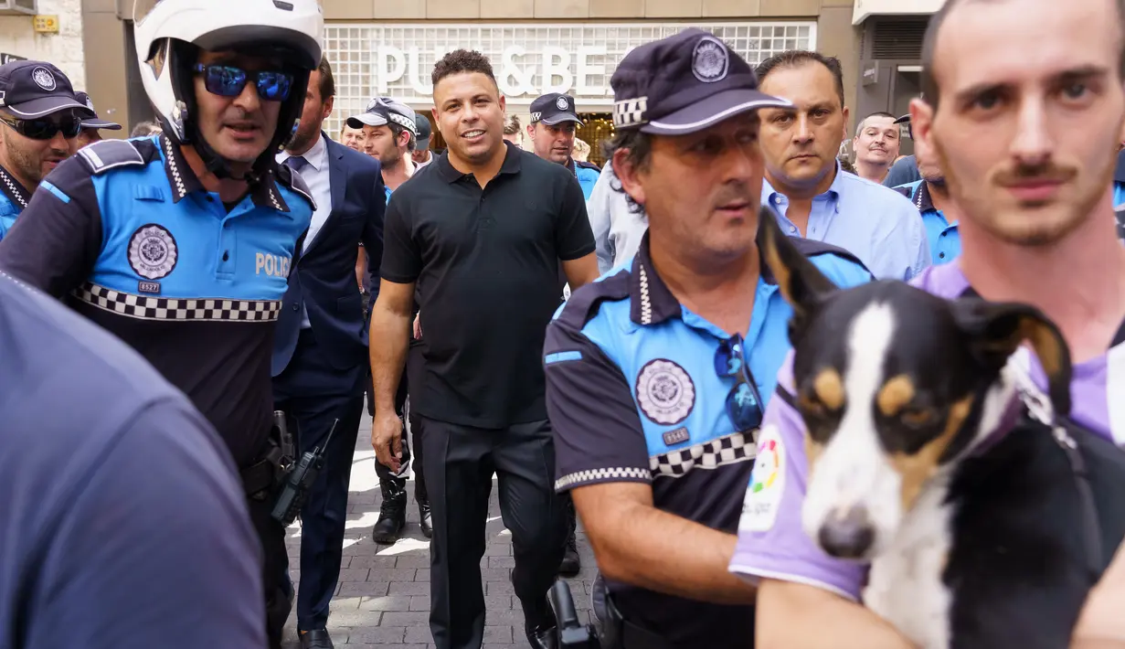 Legenda Brasil, Ronaldo, berkeliling kota Valladolid usai jumpa pers di Valladolid, (3/9/2018). Ronaldo resmi menjadi Presiden baru Real Valladolid setelah membeli 51 persen saham klub tersebut. (AFP/Cesar Manso)