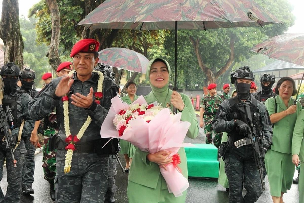 Sang Suami Menjadi Komandan Kopassus&nbsp;