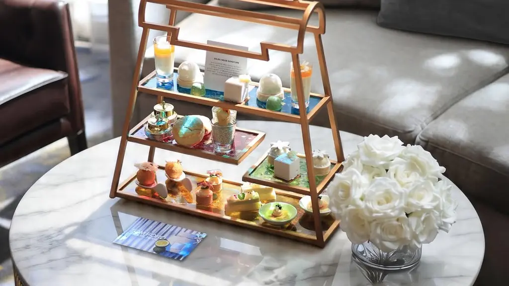 Mengusung konsep multi-sensory indulgence, kolaborasi eksklusif ini menerjemahkan karakter parfum Soleil Neige menjadi rangkaian sajian afternoon tea yang memanjakan rasa, aroma, hingga visual dalam satu pengalaman yang immersive di The Lounge, InterContinental Jakarta. [@intercontinentaljakarta].