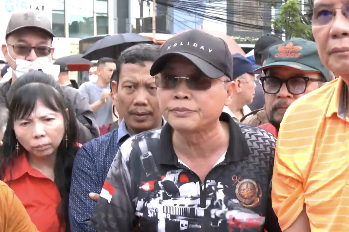 Warga Kalideres, Jakarta Barat, menggelar aksi protes keras terhadap proyek pembangunan rumah abu dan krematorium di wilayah mereka yang padat penduduk.