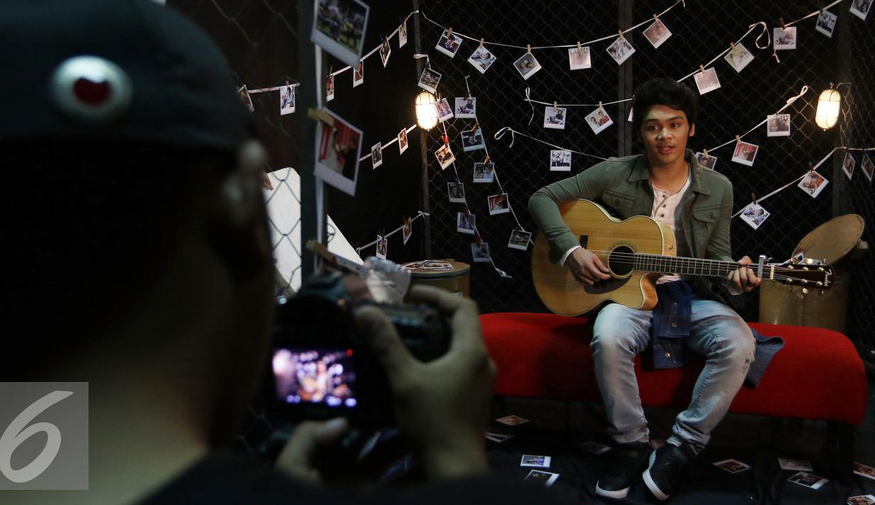 Pemain Band The Overtunes Mikha saat pembuatan video klip di Jakarta, Rabu (16/12). Album The Overtunes berjudul selamanya, dijadikan official soundtrack film Ngenest Movie dengan lagu Mungkin dan Ku Ingin Kau Tahu. (Liputan6.com/Herman Zakharia)