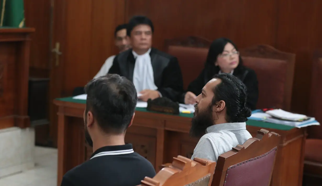 Berdasarkan penasehat hukum Restu Sinaga, Jaswi Damanik, keterangan para saksi itu bisa meringankan kliennya. Ia beralasan bahwa konsumsi dumolit lantaran mengalami susah tidur. (Adrian Putra/Bintang.com)