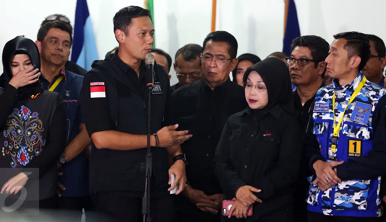 Paslon no urut 1, Agus Harimurti Yudhoyono bersama Sylviana Murni didampingi petinggi Partai Demokrat melakukan konferensi pers di Posko Kemenangan AHY-Sylvi di Wisma Proklamasi, Jakarta, Rabu (15/2). (Liputan6.com/Johan Tallo)