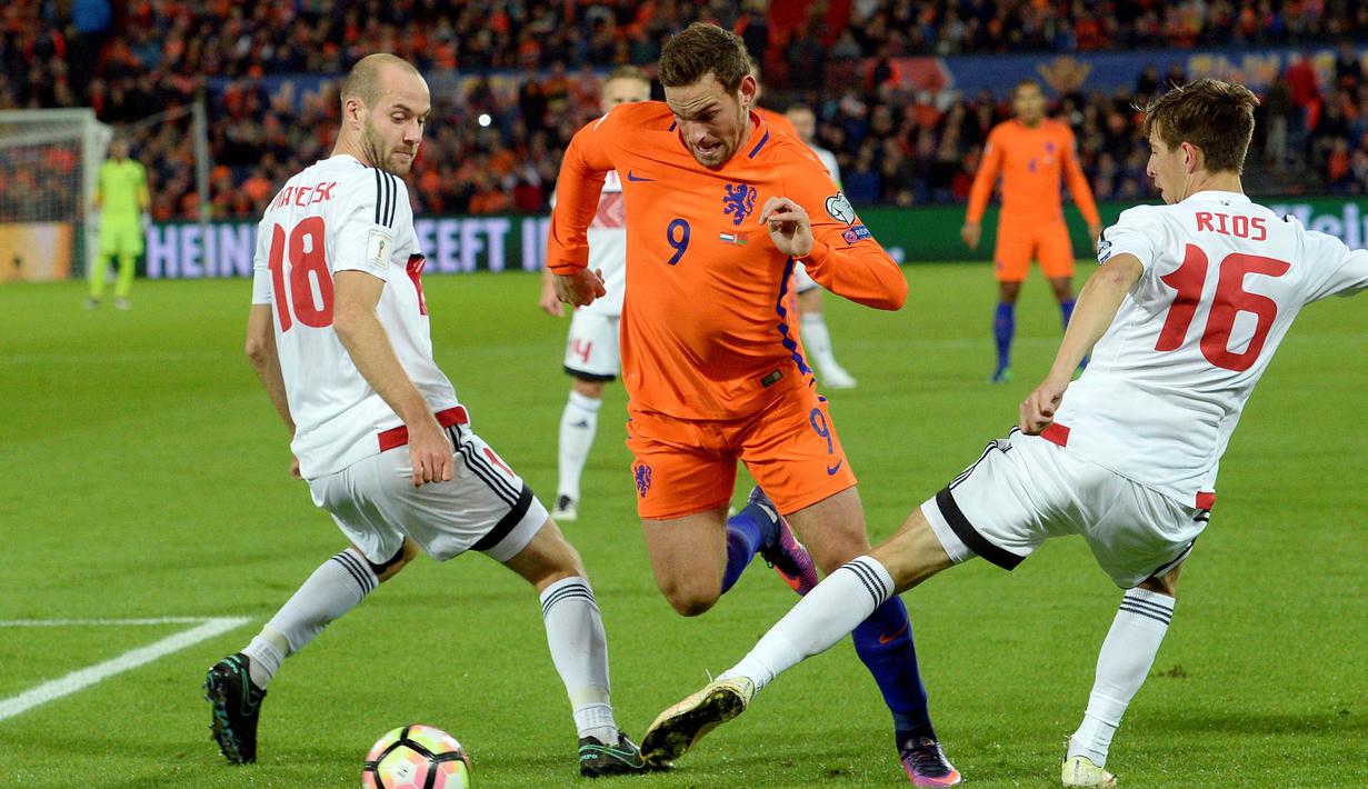 Vincent Janssen mencoba melewati hadangan dua pemain Belarus pada kualifikasi Piala Dunia 2018 di Stadion De Kuip, Rotterdam. Belanda menang 4-1. (REUTERS/United Photos/Toussaint Kluiters)